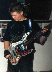 Erwin met zijn eerste basgitaar Erwin met zijn eerste basgitaar